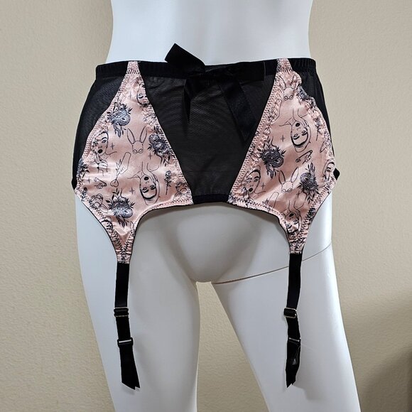 Bettie Page Lingerie Retro Tattoo Print Garter Belt, Black / Pink, US 10 - Picture 3 of 10